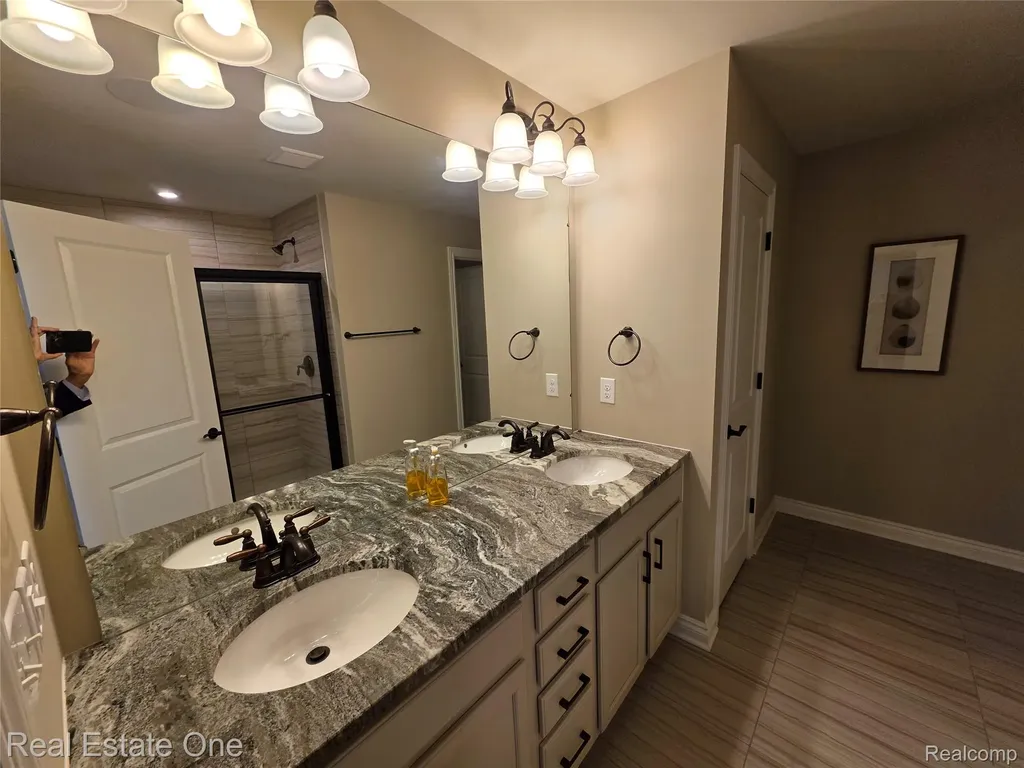 4913 Glenora Drive Lake Orion Village MI 48359