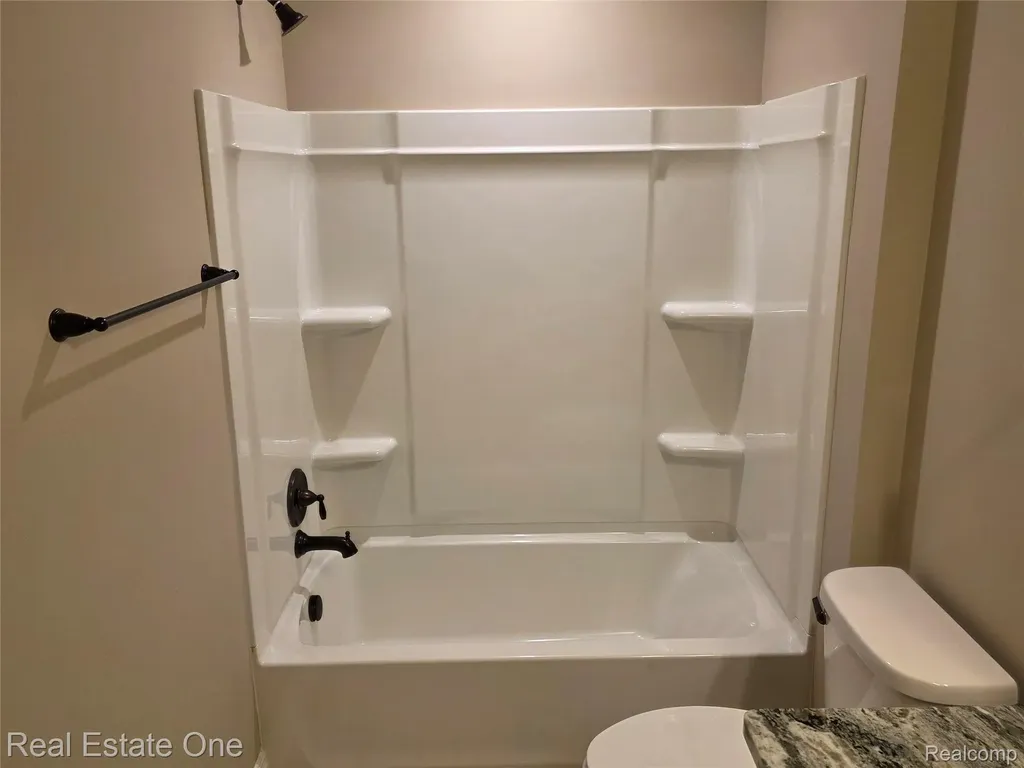 4913 Glenora Drive Lake Orion Village MI 48359