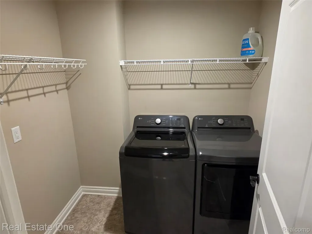 4913 Glenora Drive Lake Orion Village MI 48359