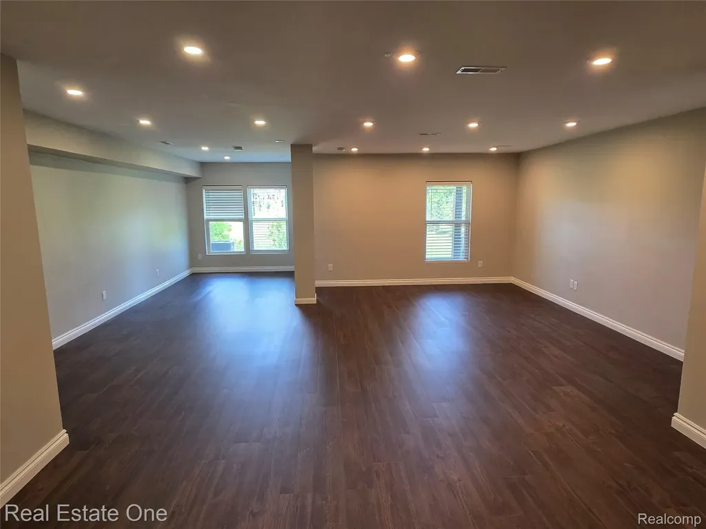 4913 Glenora Drive Lake Orion Village MI 48359