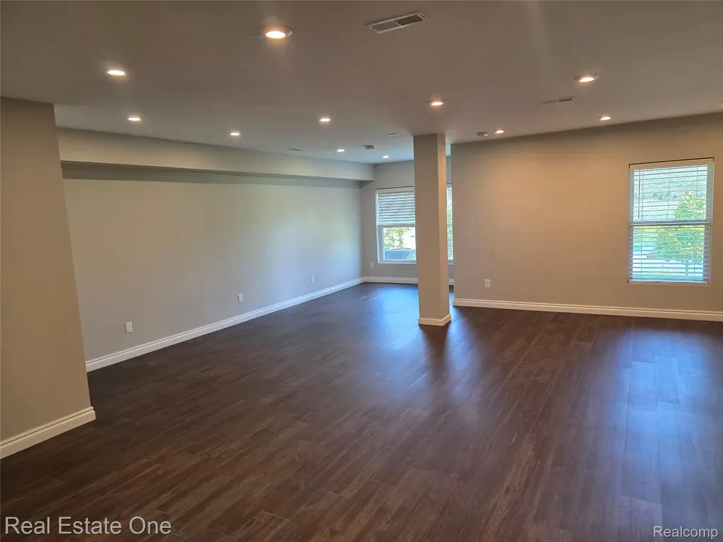 4913 Glenora Drive Lake Orion Village MI 48359