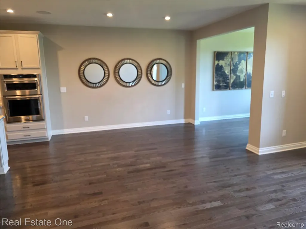 4913 Glenora Drive Lake Orion Village MI 48359