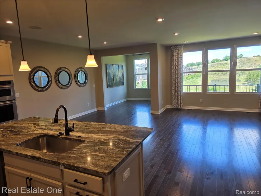 4913 Glenora Drive Lake Orion Village MI 48359