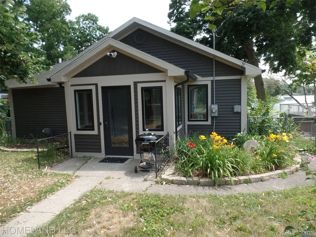4039 Lotus Drive Waterford Charter Township MI 48329