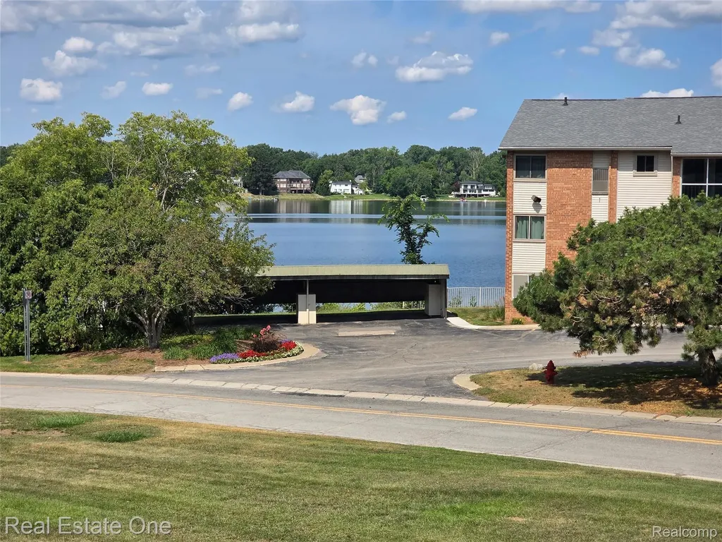 2027 Klingensmith Road Bloomfield Hills City MI 48302