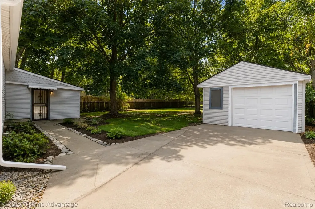 21645 Frazer Avenue Southfield City MI 48075