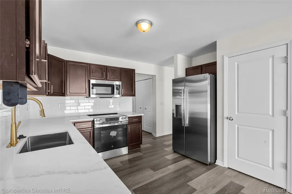 8107 N Hubbard Street Westland City MI 48185