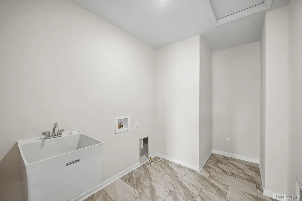 387 Edge Brook Holly Township MI 48442