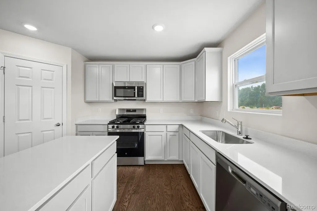 387 Edge Brook Holly Township MI 48442