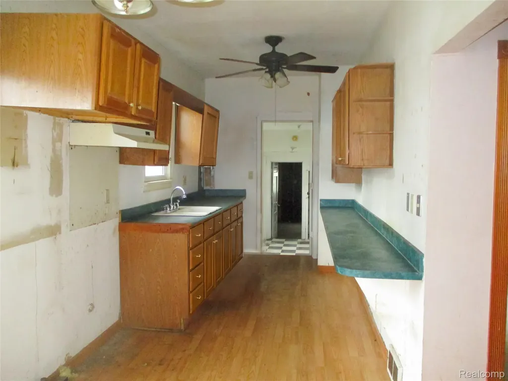 16319 Curtis Street Roseville City MI 48066