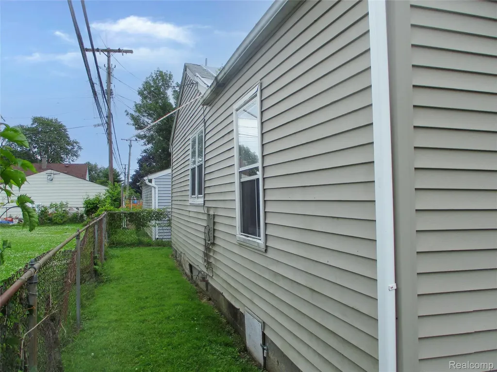 16319 Curtis Street Roseville City MI 48066