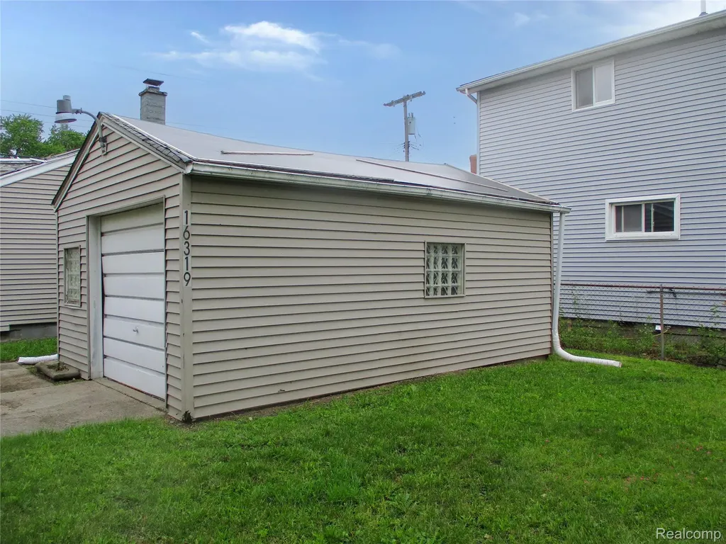 16319 Curtis Street Roseville City MI 48066