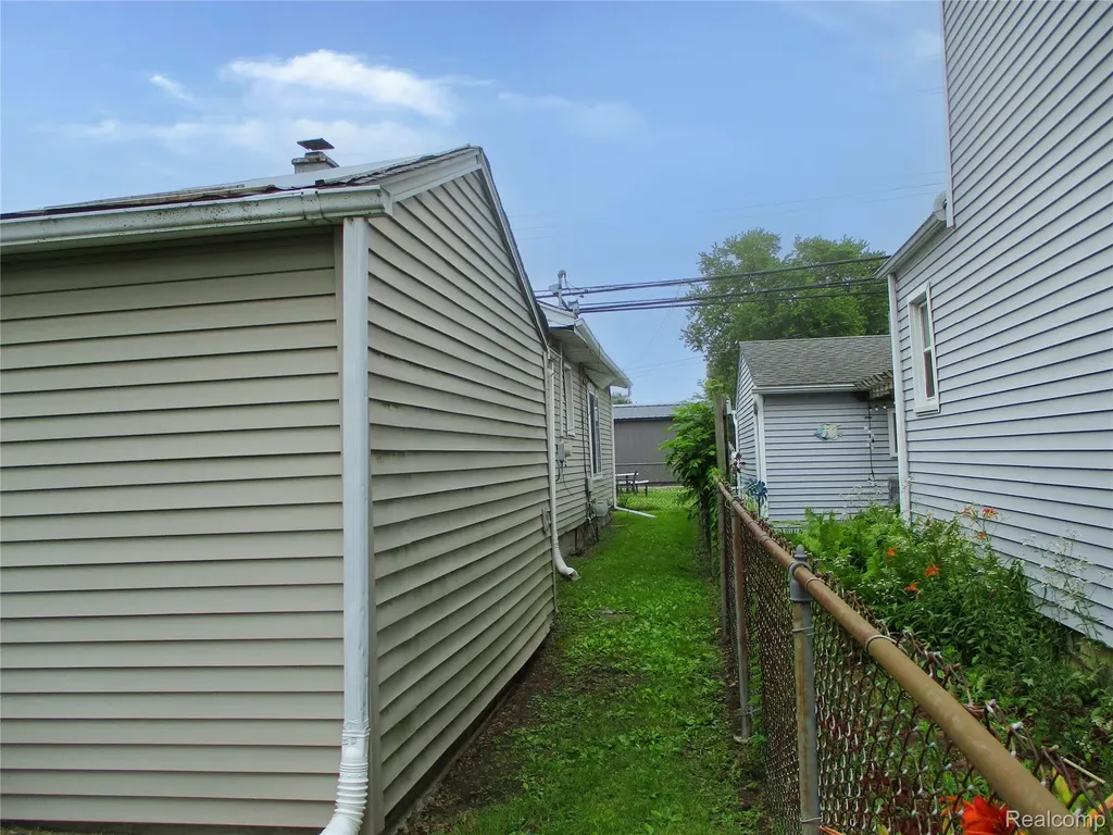 16319 Curtis Street Roseville City MI 48066