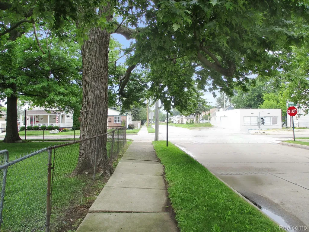 16319 Curtis Street Roseville City MI 48066