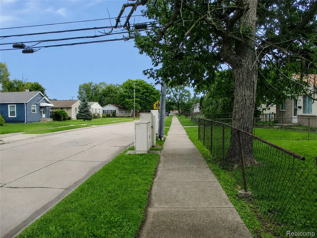 16319 Curtis Street Roseville City MI 48066