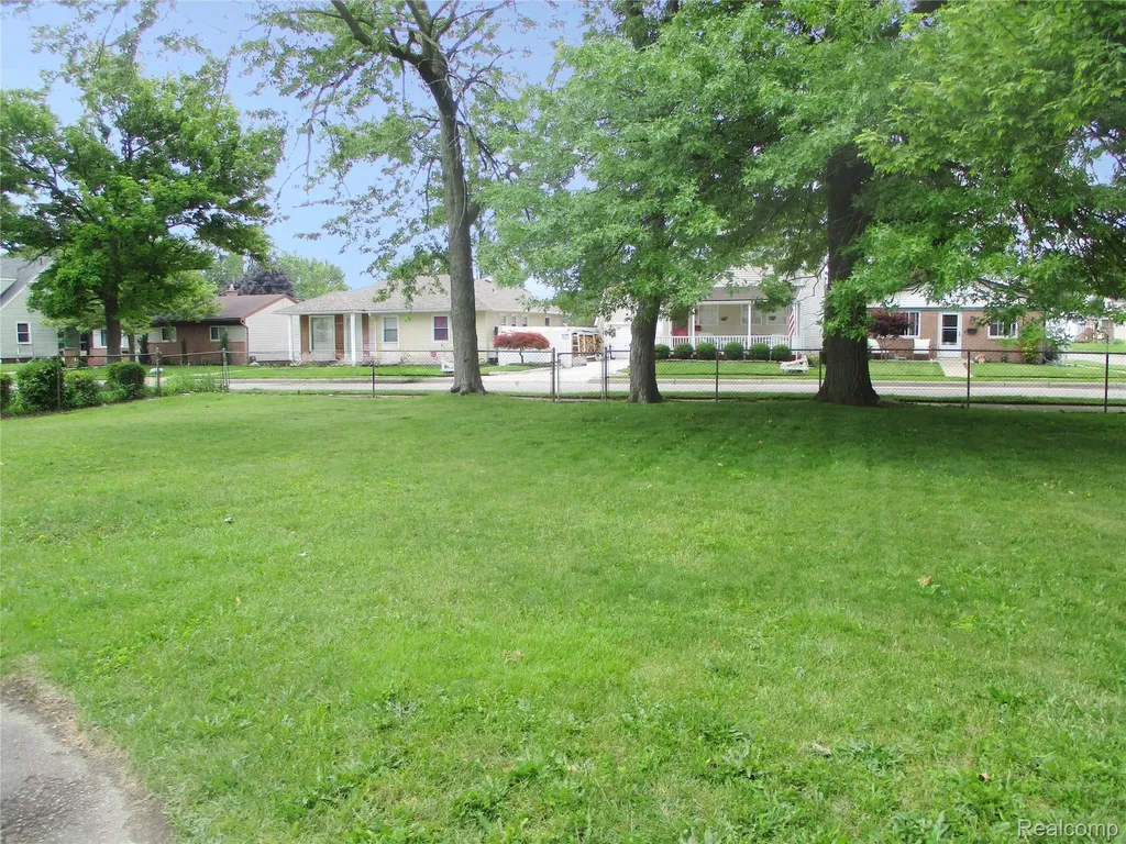 16319 Curtis Street Roseville City MI 48066