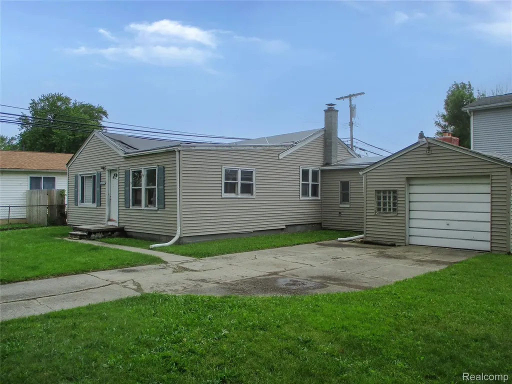 16319 Curtis Street Roseville City MI 48066