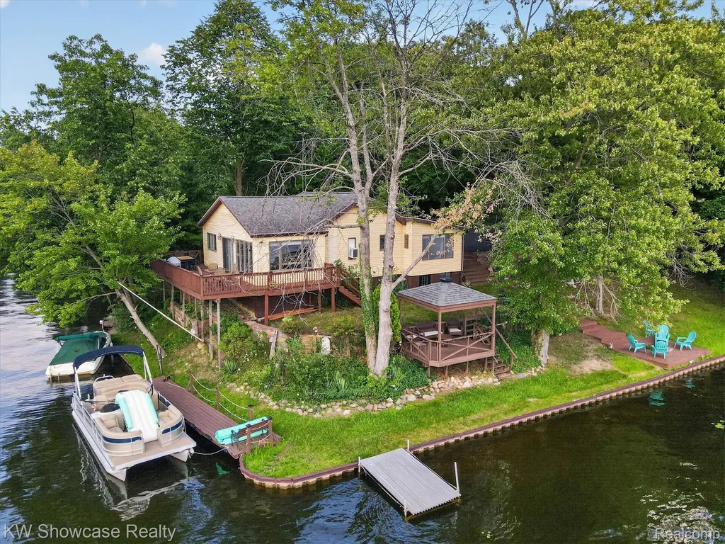 11438 Riverbank Lane Putnam Township MI 48169