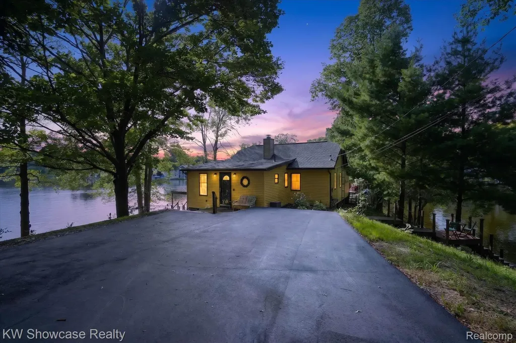 11438 Riverbank Lane Putnam Township MI 48169