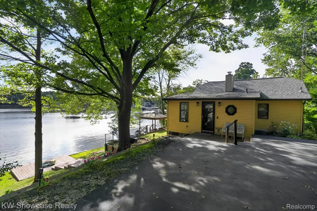 11438 Riverbank Lane Putnam Township MI 48169
