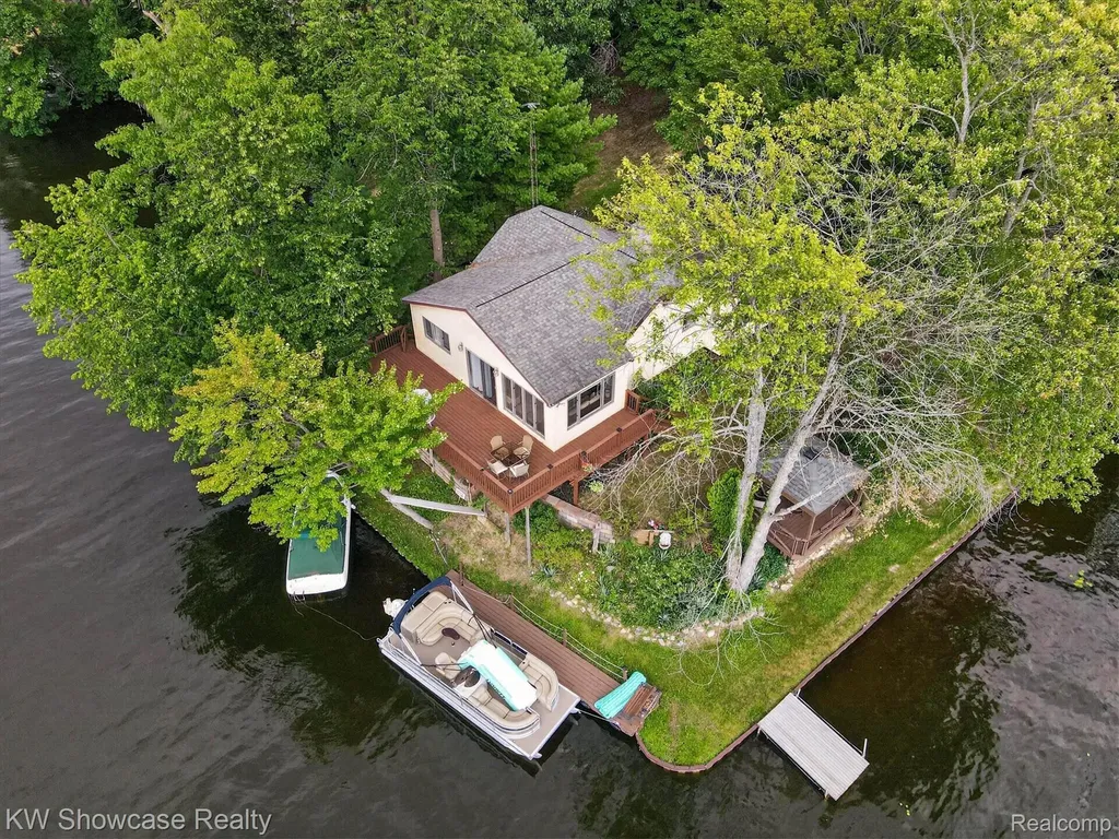 11438 Riverbank Lane Putnam Township MI 48169