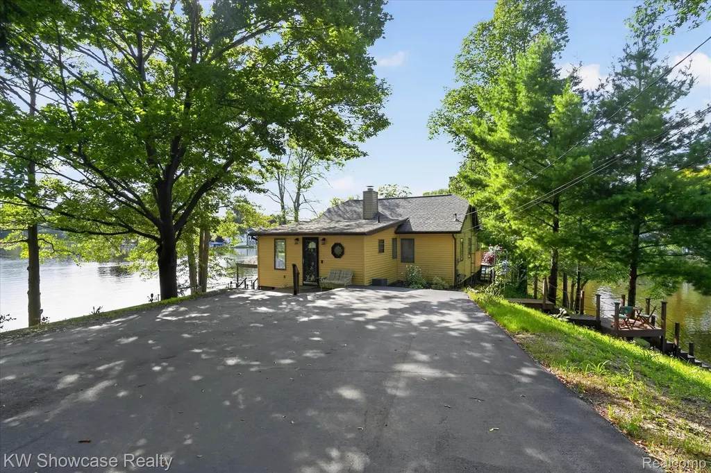 11438 Riverbank Lane Putnam Township MI 48169