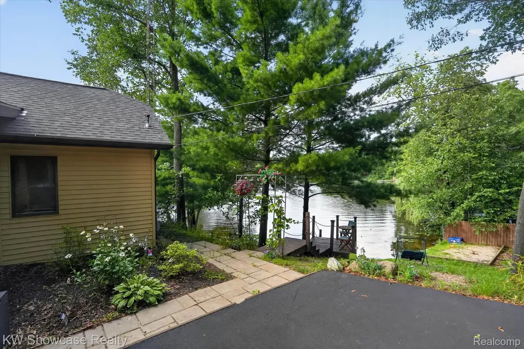 11438 Riverbank Lane Putnam Township MI 48169