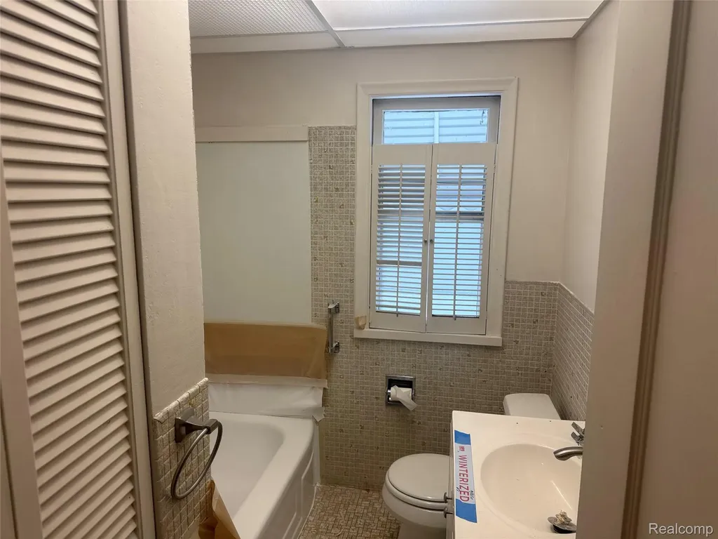 21819 Shakespeare Avenue Eastpointe City MI 48021