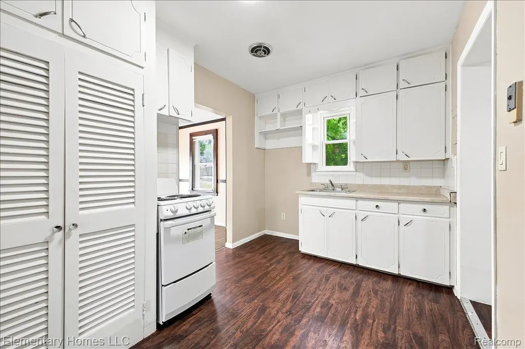 31709 Grove Fraser City MI 48026