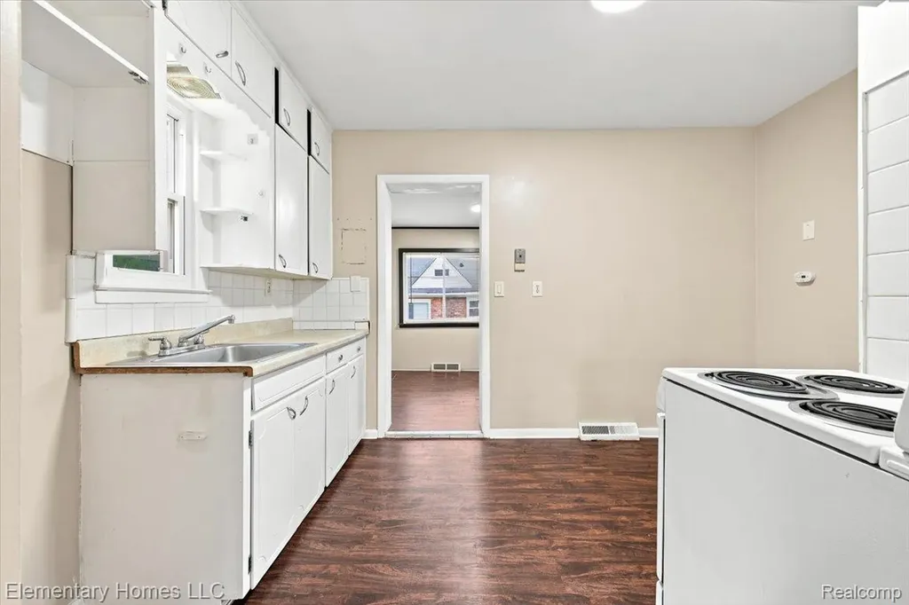 31709 Grove Fraser City MI 48026