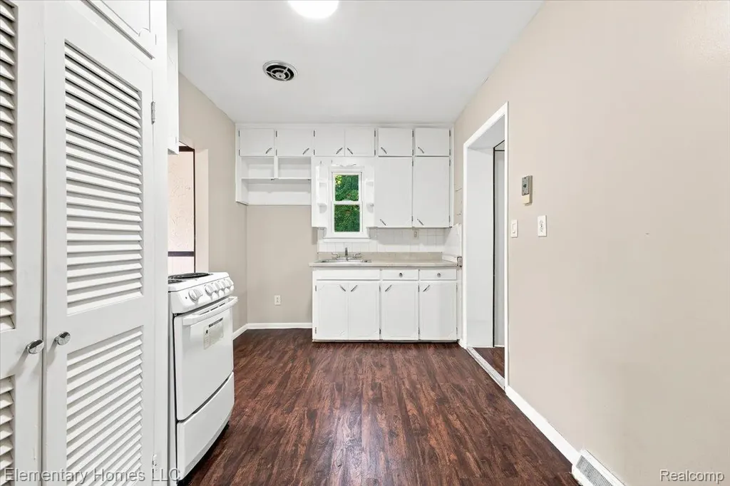 31709 Grove Fraser City MI 48026