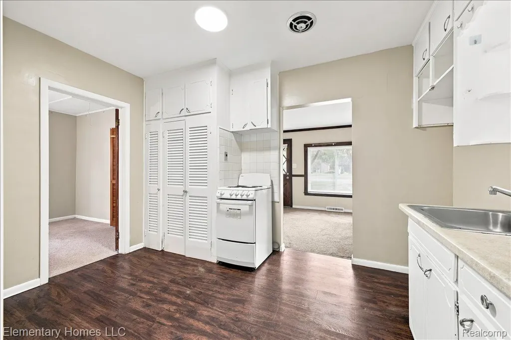 31709 Grove Fraser City MI 48026