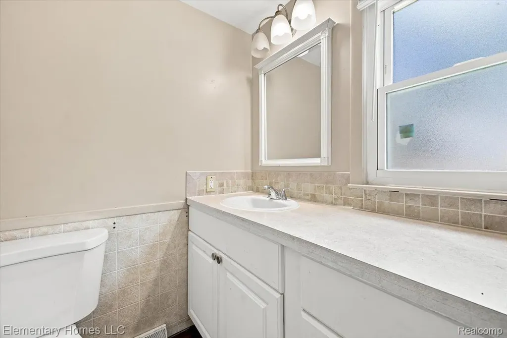 31709 Grove Fraser City MI 48026