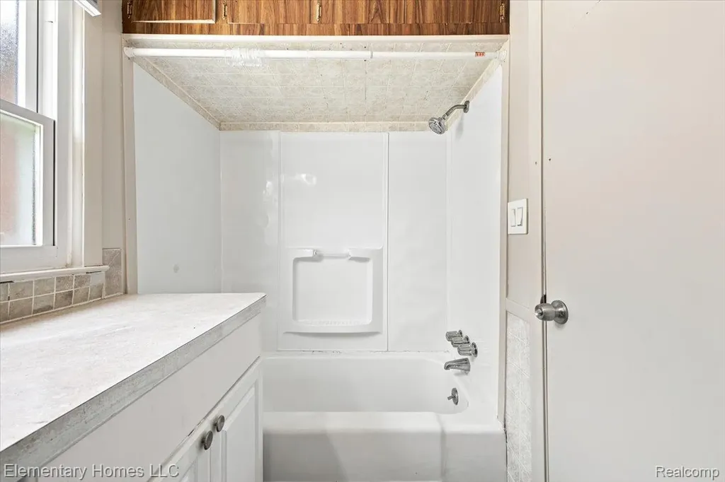 31709 Grove Fraser City MI 48026