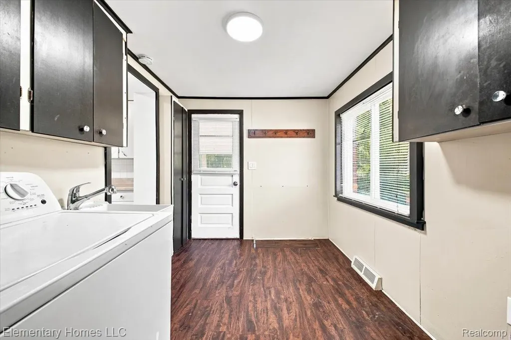 31709 Grove Fraser City MI 48026
