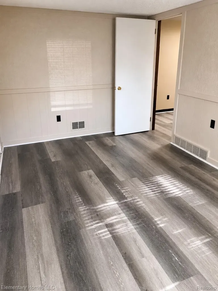 31709 Grove Fraser City MI 48026
