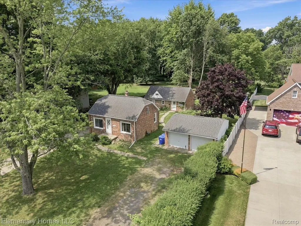 31709 Grove Fraser City MI 48026