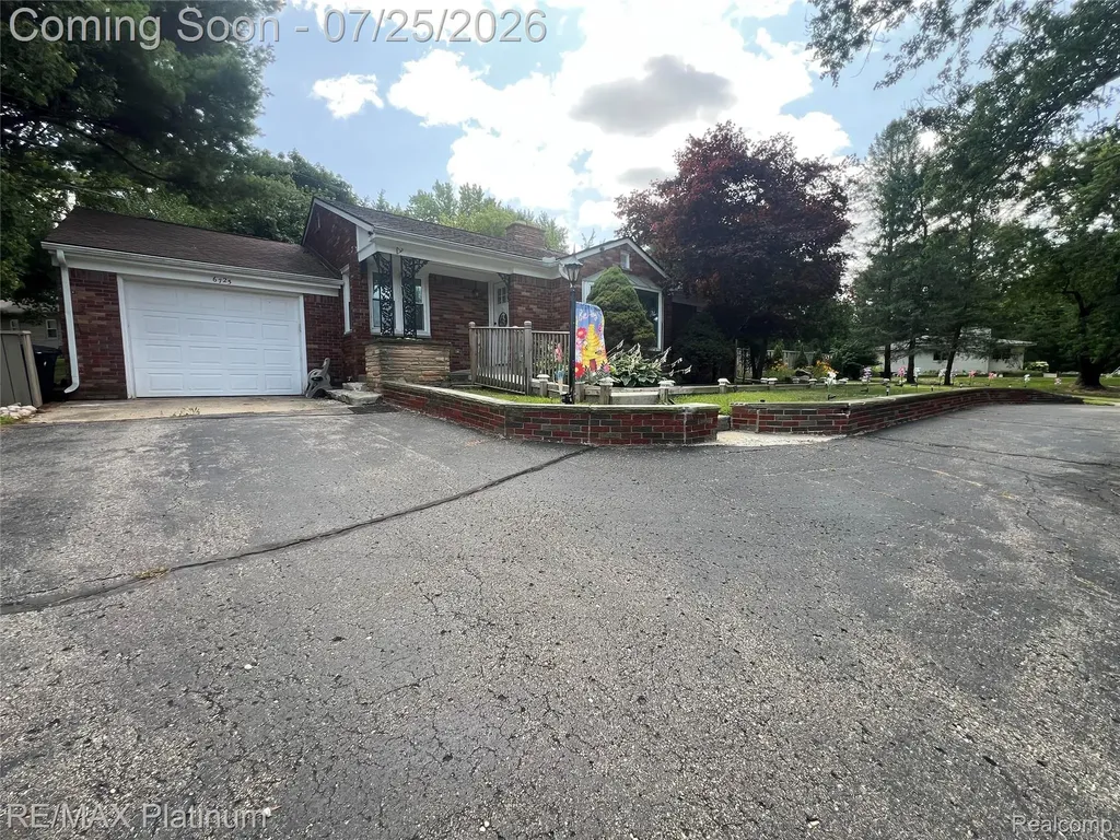 6725 Laurelton Independence Charter Township MI 48346