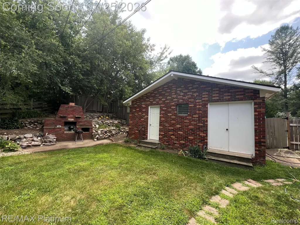 6725 Laurelton Independence Charter Township MI 48346