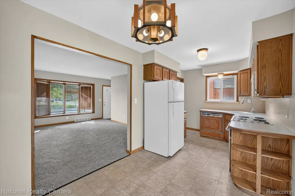 154 Darwin Street Westland City MI 48186