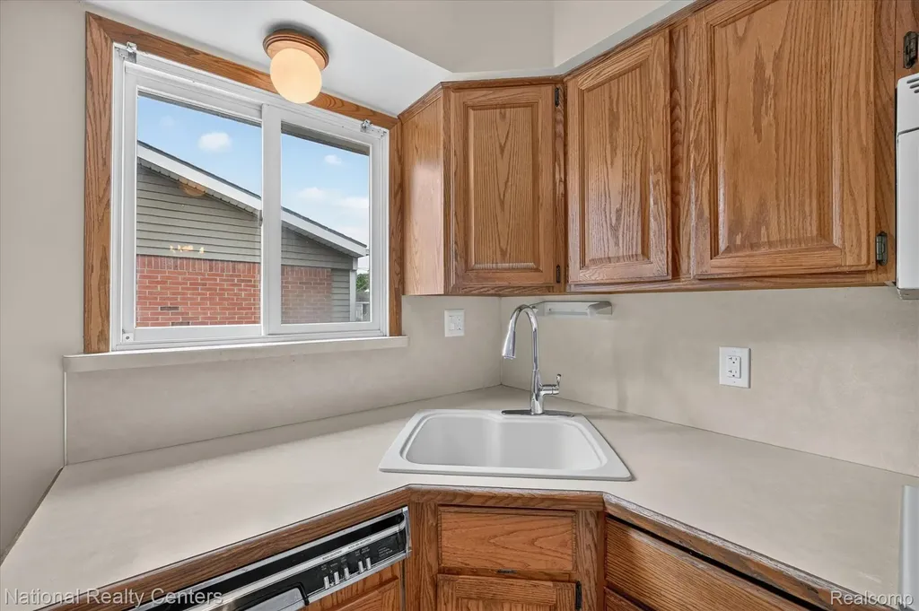 154 Darwin Street Westland City MI 48186