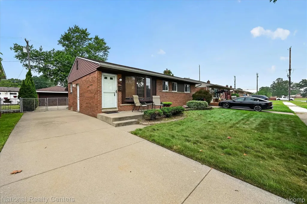 154 Darwin Street Westland City MI 48186