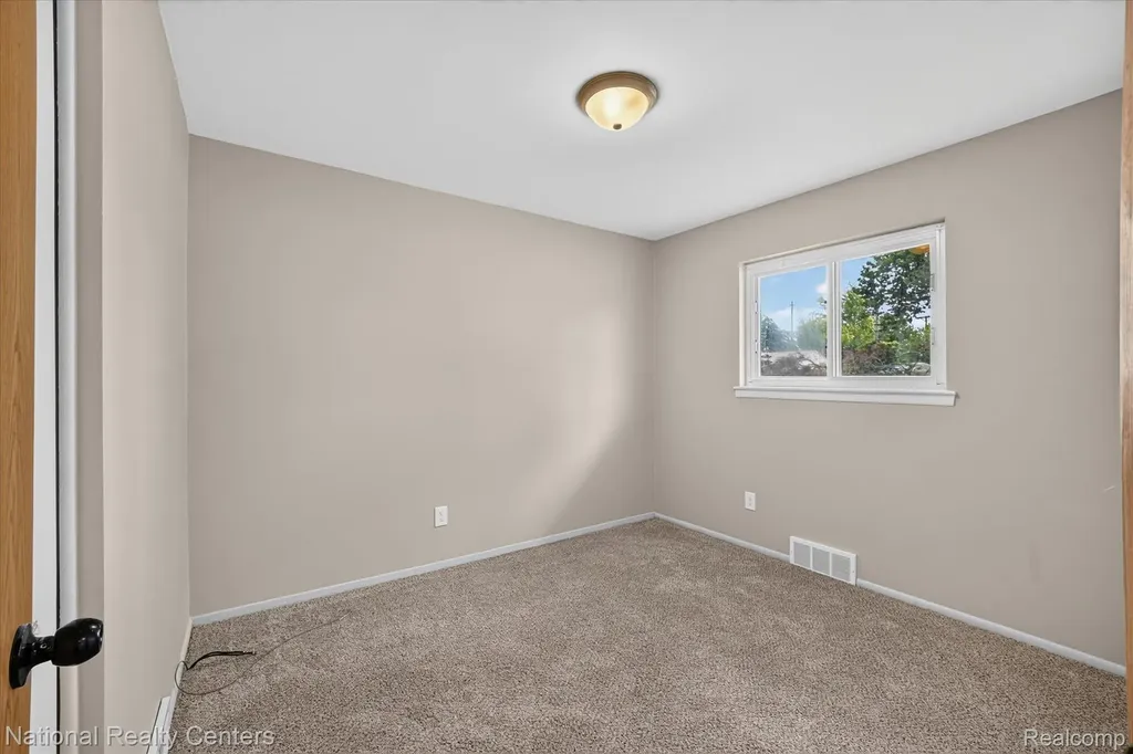 154 Darwin Street Westland City MI 48186