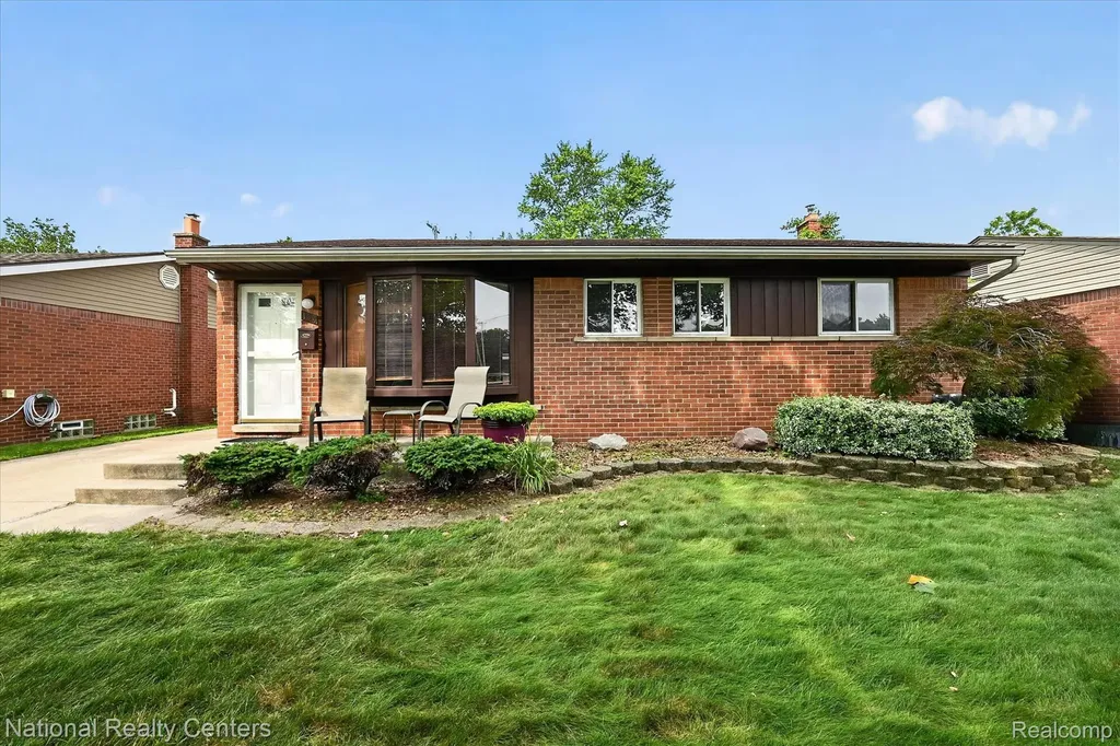 154 Darwin Street Westland City MI 48186