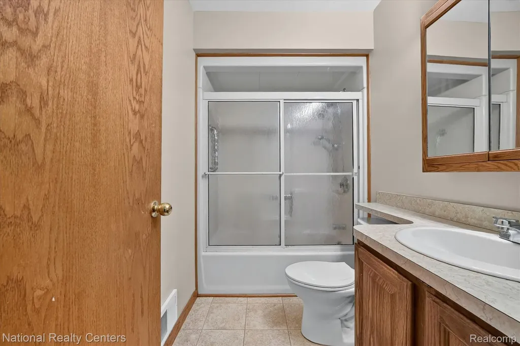 154 Darwin Street Westland City MI 48186