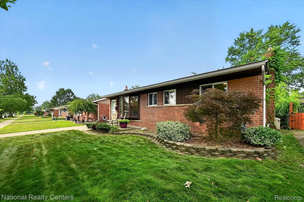 154 Darwin Street Westland City MI 48186