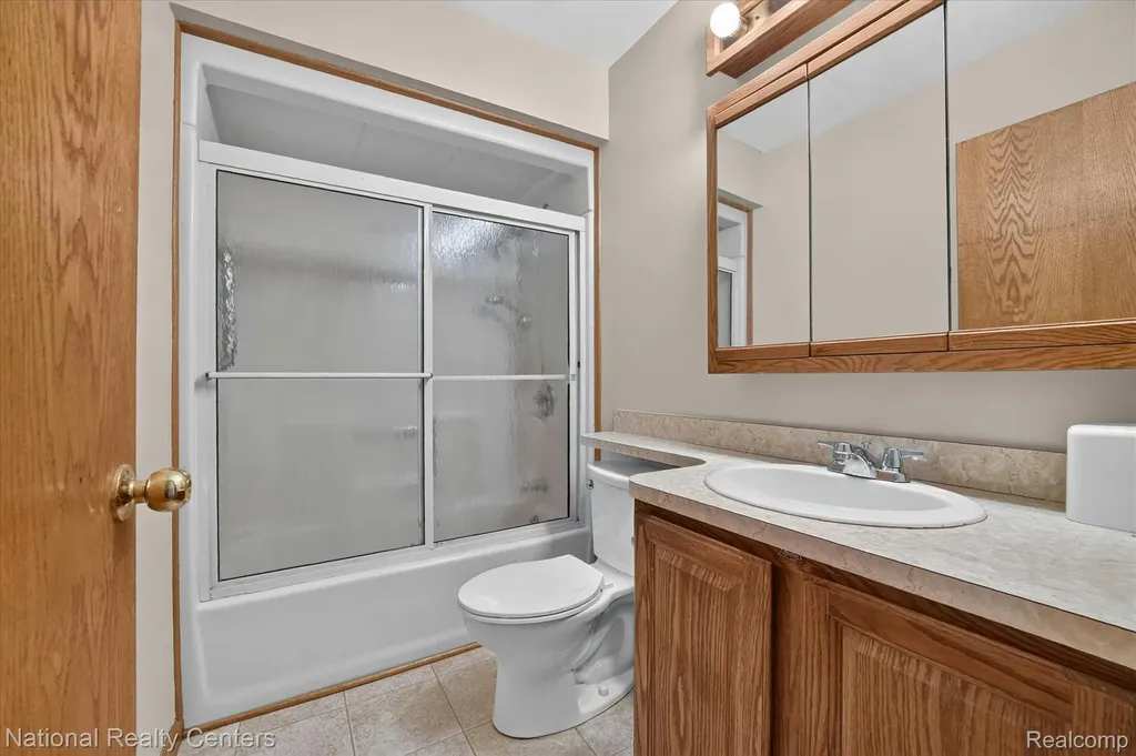 154 Darwin Street Westland City MI 48186