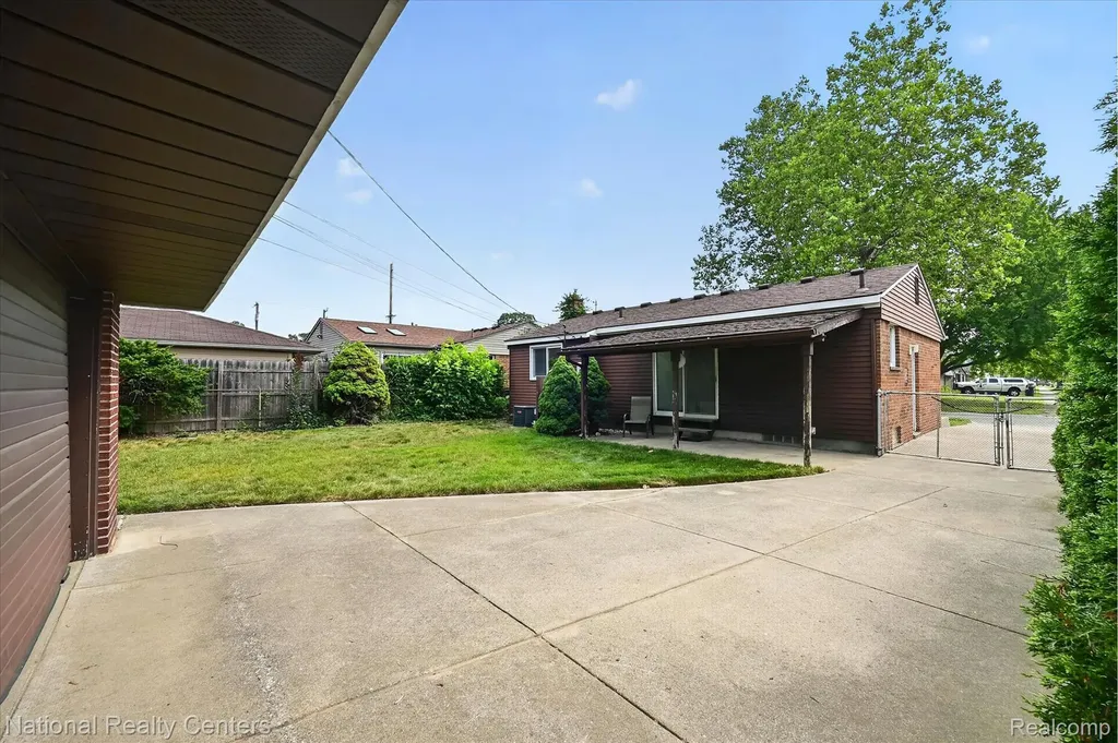 154 Darwin Street Westland City MI 48186
