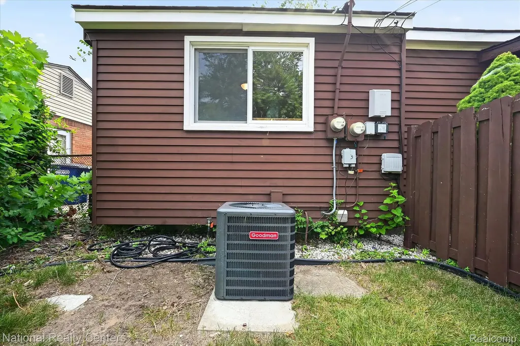 154 Darwin Street Westland City MI 48186