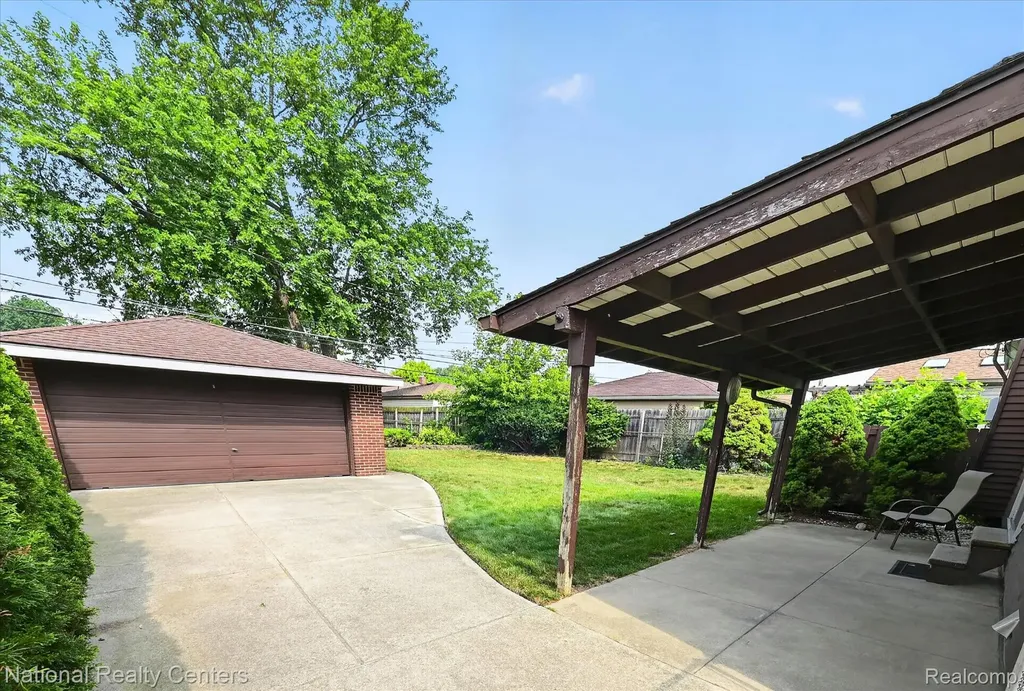 154 Darwin Street Westland City MI 48186